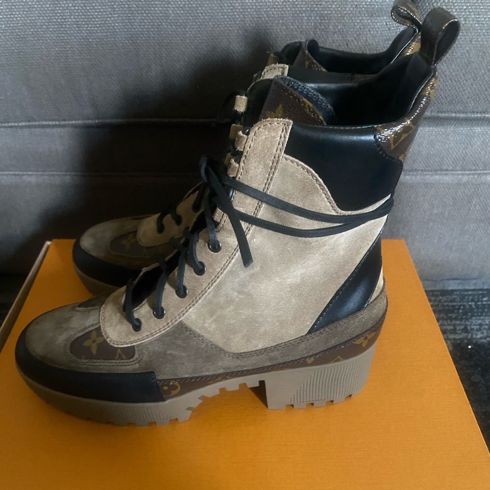 Laureate Platform Desert Boot

Size 42